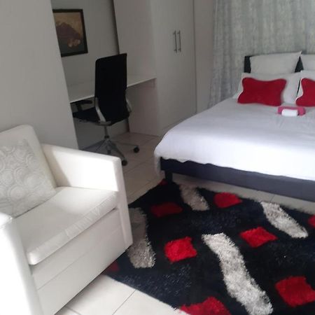 Ruros Guest House Kempton Park Extérieur photo